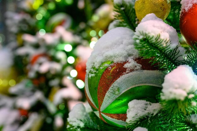 Jouets de Noël dans la neige sur l'arbre