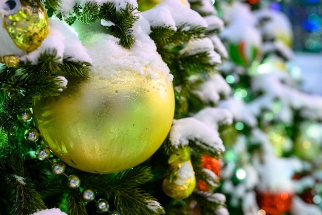 Jouets de Noël dans la neige sur l'arbre