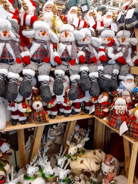 Jouets de Noël et du Nouvel An sur une étagère dans un magasin. Commerce de Noël festif d'hiver