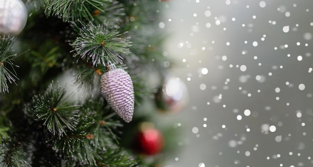 Jouets de Noël sur un espace de copie de branche