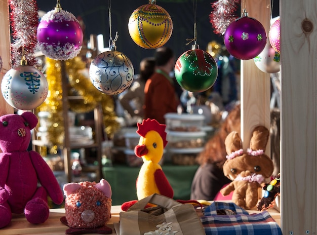 Jouets de Noël sur les étagères des magasins