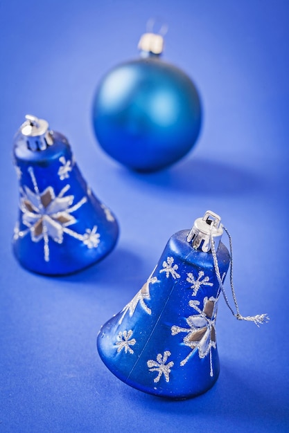 Jouets de Noël sur fond bleu