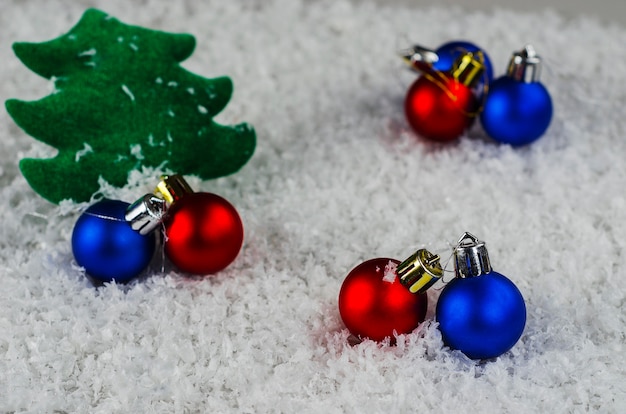 Jouets de Noël sur le fond de neige