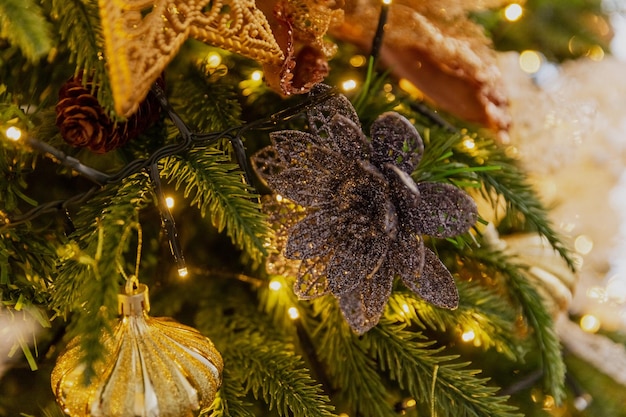 Jouets de Noël en gros plan sur l'arbre