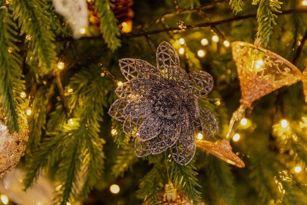 Jouets de Noël en gros plan sur l'arbre