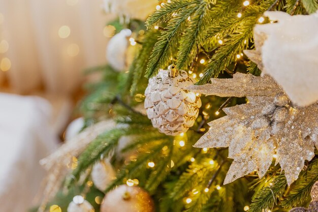 Jouets de Noël en gros plan sur l'arbre