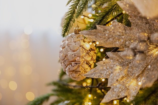 Jouets de Noël en gros plan sur l'arbre