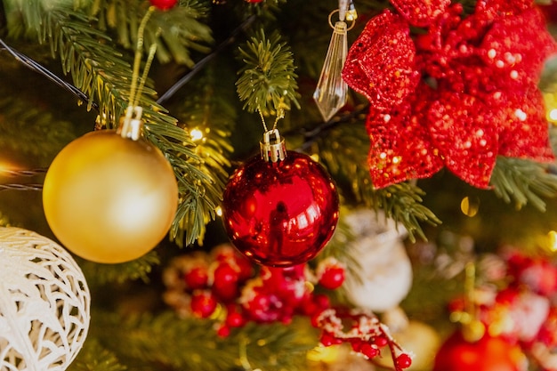 Jouets de Noël en gros plan sur l'arbre