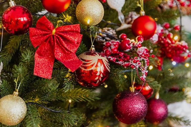 Jouets de Noël en gros plan sur l'arbre