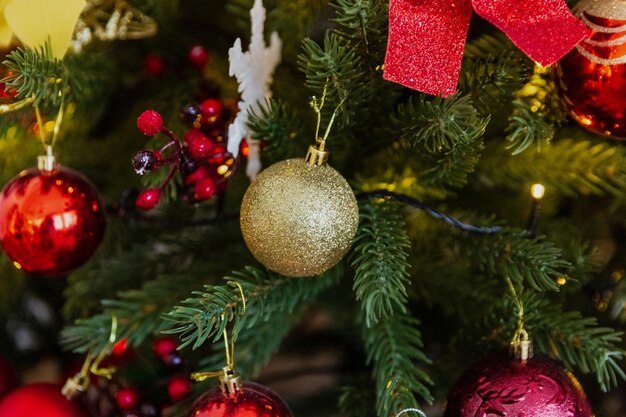 Jouets de Noël en gros plan sur l'arbre