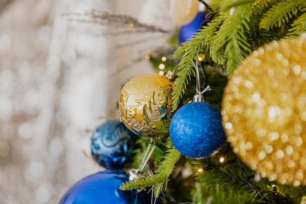 Jouets de Noël en gros plan sur l'arbre