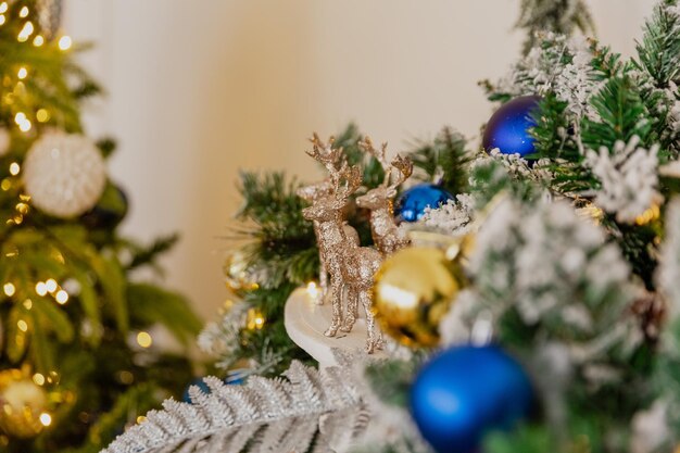 Jouets de Noël en gros plan sur l'arbre