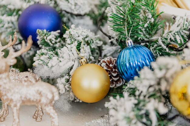 Jouets de Noël en gros plan sur l'arbre