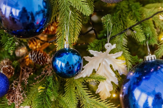 Jouets de Noël en gros plan sur l'arbre