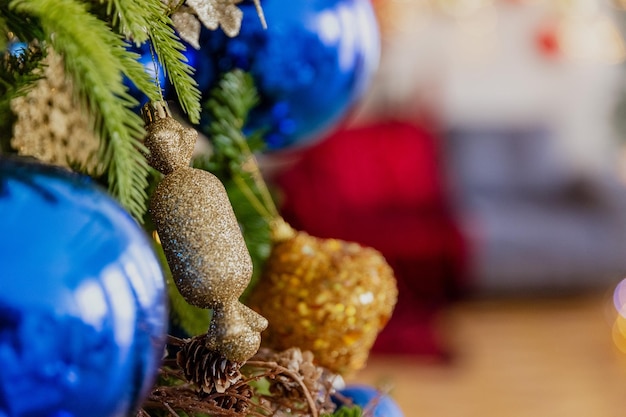 Jouets de Noël en gros plan sur l'arbre