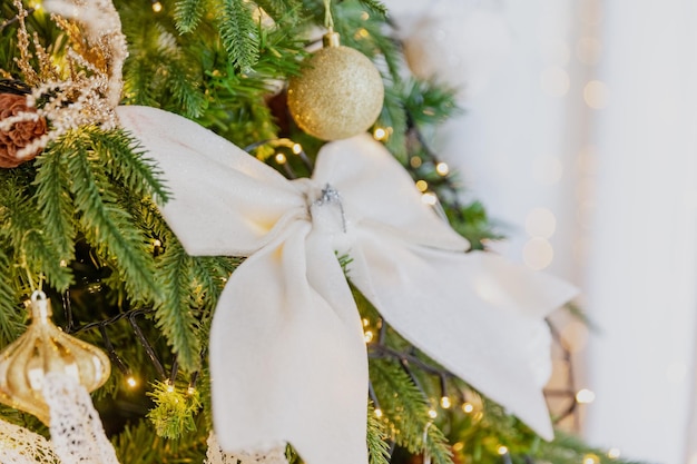 Jouets de Noël en gros plan sur l'arbre