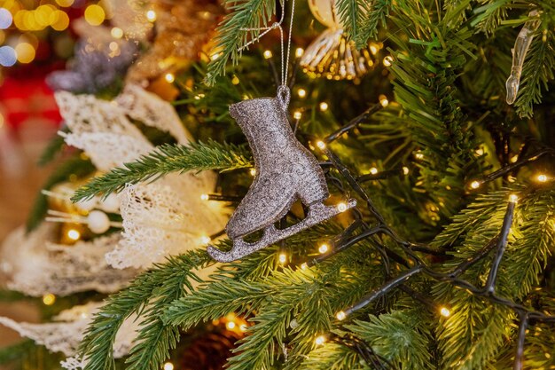 Jouets de Noël en gros plan sur l'arbre