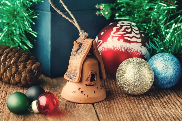 Jouets de Noël sur le gros plan de plancher de texture en bois