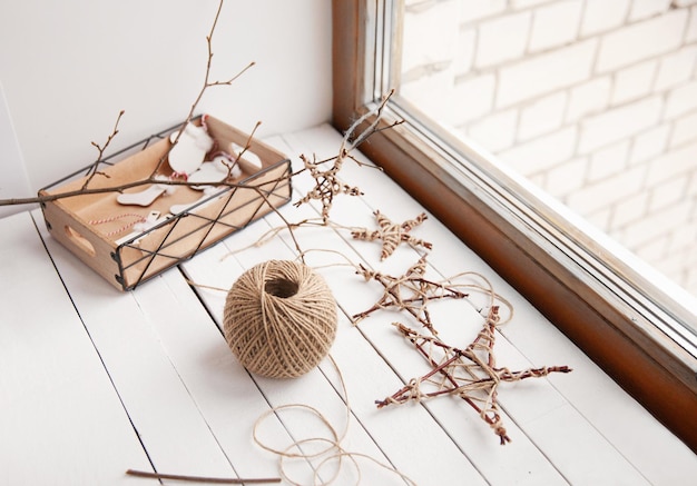 Jouets de Noël à partir de branches et de corde de jute, faites des étoiles de vos propres mains. Concept de décoration écologique, zéro déchet. Cours de maître.