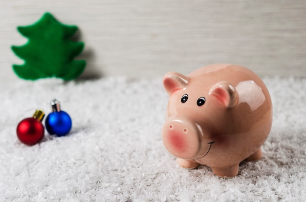 Jouets de Noël symbole de cochon de la nouvelle année sur le fond de la neige