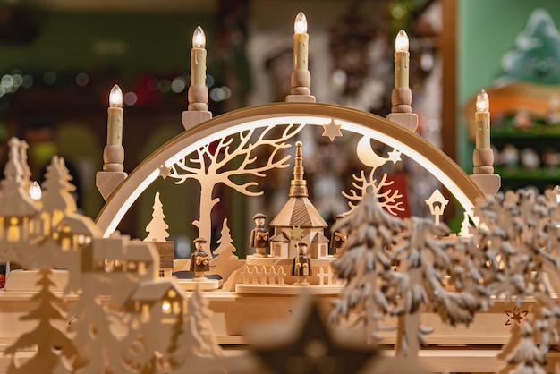 Jouets de Noël traditionnels en bois sur la vitrine