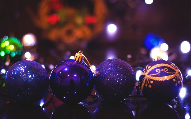 Jouets de Noël de vacances pour un gros plan d'arbre de Noël