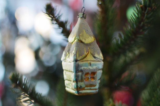 Jouets de Noël vintage sur un arbre de fête.