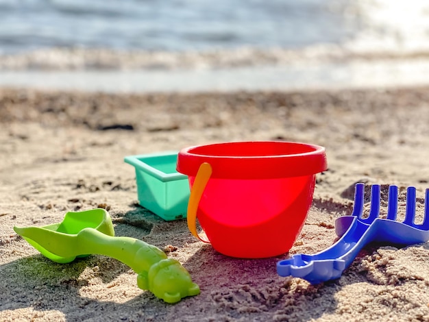 Jouets De Plage Pour Enfants - Seau, Pelle Et Pelle Sur Sable Sur Une  Journée Ensoleillée Banque D'Images et Photos Libres De Droits. Image  22667685