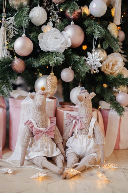 Jouets en peluche et cadeaux sous l'arbre de Noël