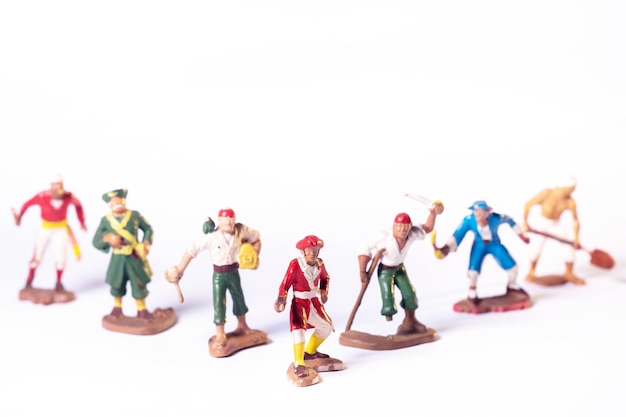 Jouets de pirate vintage isolés sur fond blanc