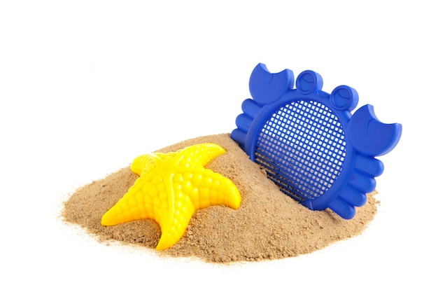 Jouets de plage d'été avec accessoires isolés sur fond blanc. Cadre d'été