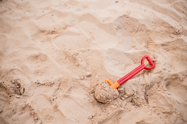 Jouets de plage pour enfants petite pelle dans le sable.