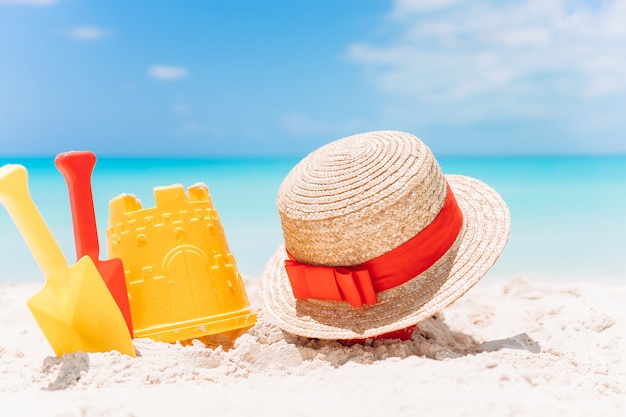 Jouets de plage pour enfants sur la plage de sable blanc