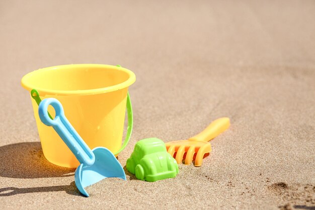 Photo jouets de plage pour enfants seaux bêche et pelle sur le sable par une journée ensoleillée