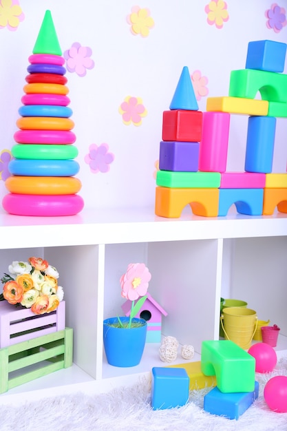 Jouets en plastique colorés dans la chambre des enfants