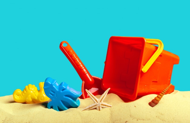 Photo jouets en plastique pour enfants sur la plage de sable