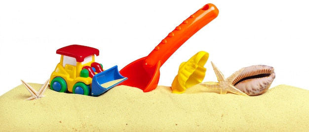 Photo jouets en plastique pour enfants sur la plage de sable