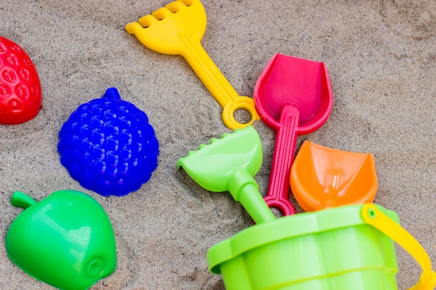 Jouets en plastique pour enfants sur le sable