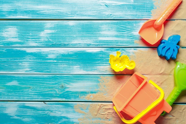 Jouets pour enfants sur fond de terrasse en bois avec fond