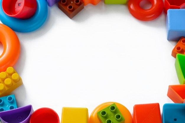 Jouets pour enfants multicolores sous la forme d'un cadre sur fond blanc