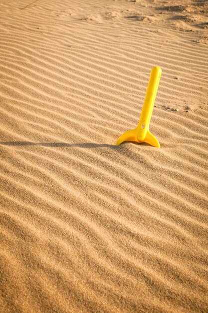 Photo jouets pour enfants sur la plage de sable