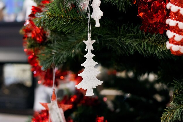 Jouets rouges et blancs sur l'arbre de Noël