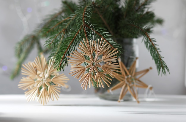 Jouets rustiques de paille de Noël la veille du nouvel an