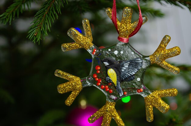 Photo jouets de sapin de noël sur le sapin de noël