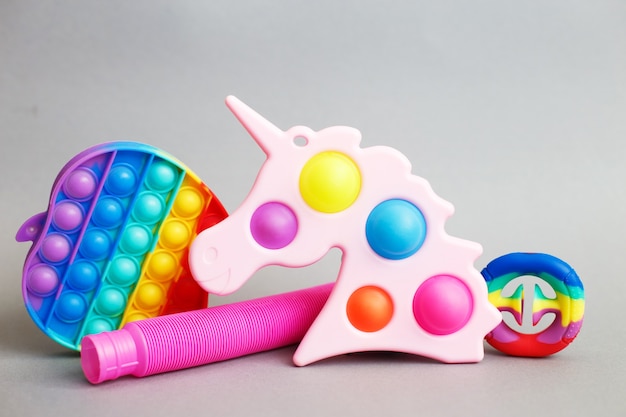 Jouets sensoriels anti-stress colorés sur fond gris