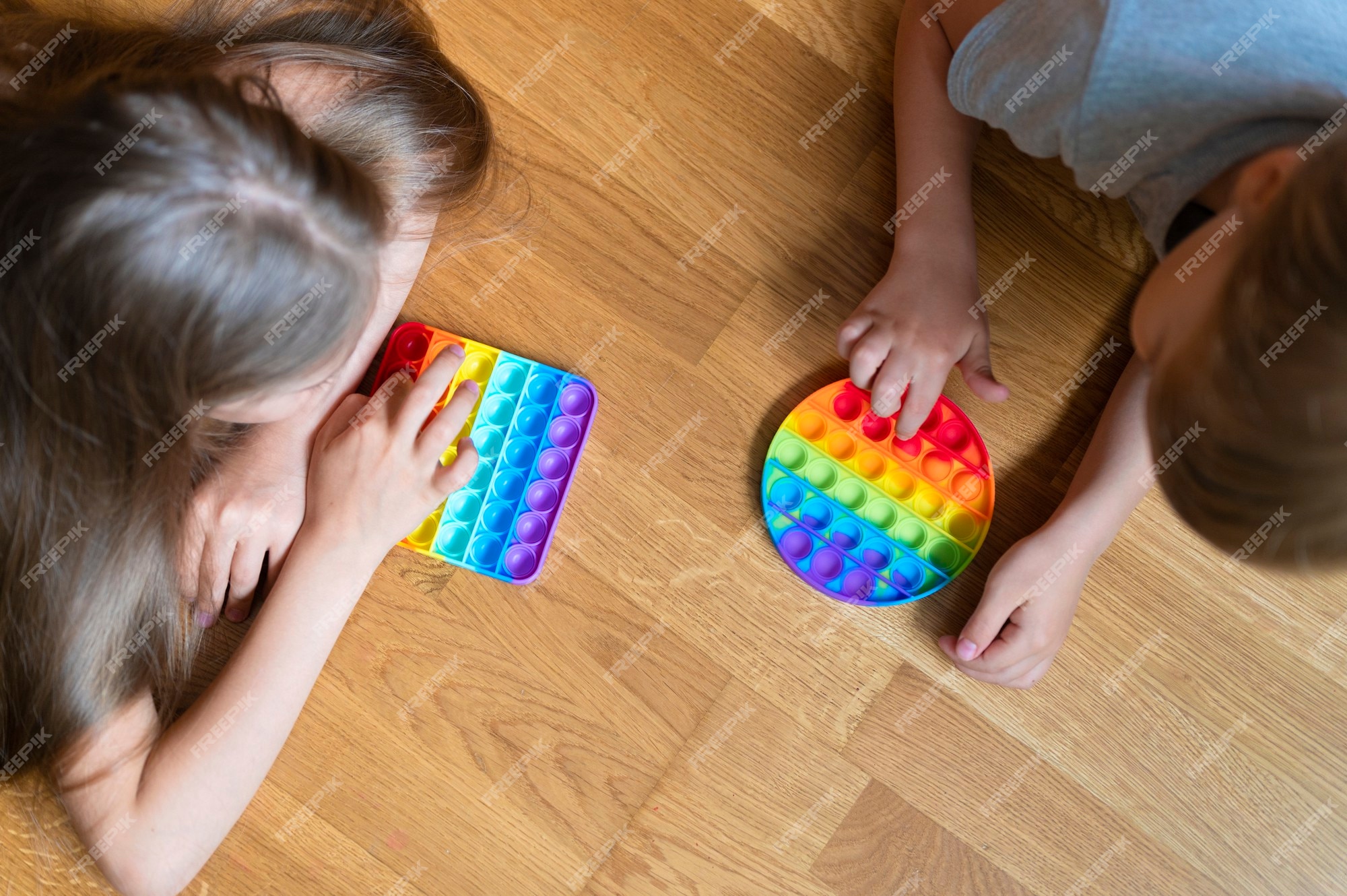 Jouets Sensoriels Anti-stress Dans Les Mains Des Enfants. Un Petit Enfant  Heureux Joue Avec Un Simple Jouet à Fossettes à La Maison.