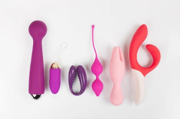 Jouets sexuels en silicone sur fond blanc. Jouet érotique pour le plaisir. Gadget sexuel et appareil de masturbation.