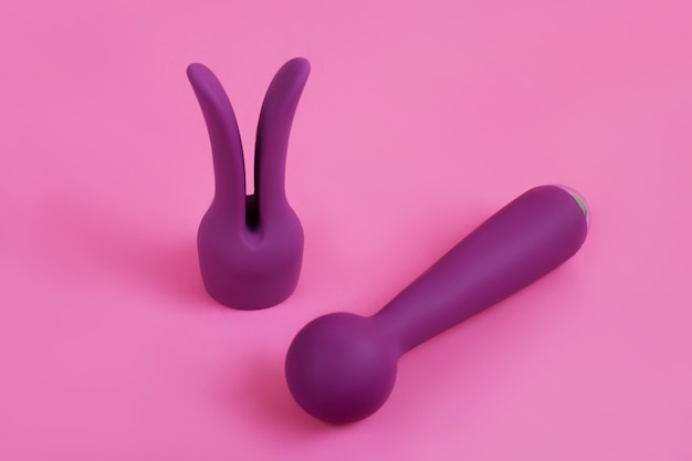 Jouets sexuels en silicone sur fond blanc. Jouet érotique pour le plaisir. Gadget sexuel et appareil de masturbation.