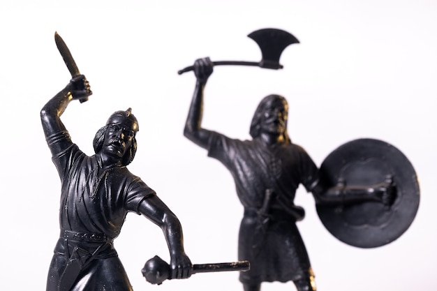 Jouets vintage soldats vikings noirs isolés sur une surface blanche