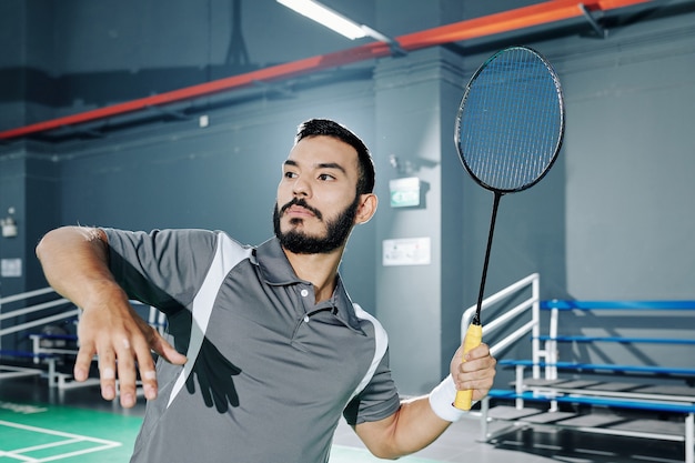 Joueur de badminton hispanique